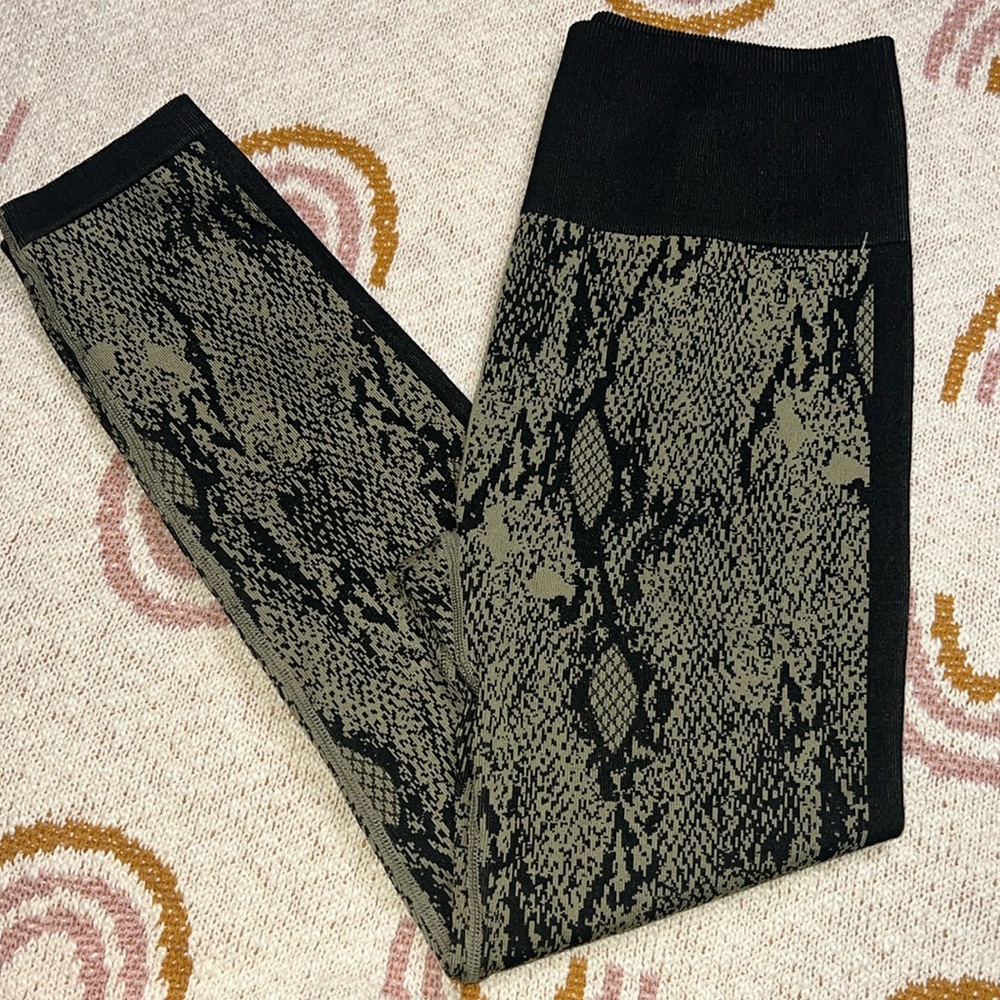 Fabletics Leggings Womens medium Snake Skin olive/Black High Waisted Athleisure